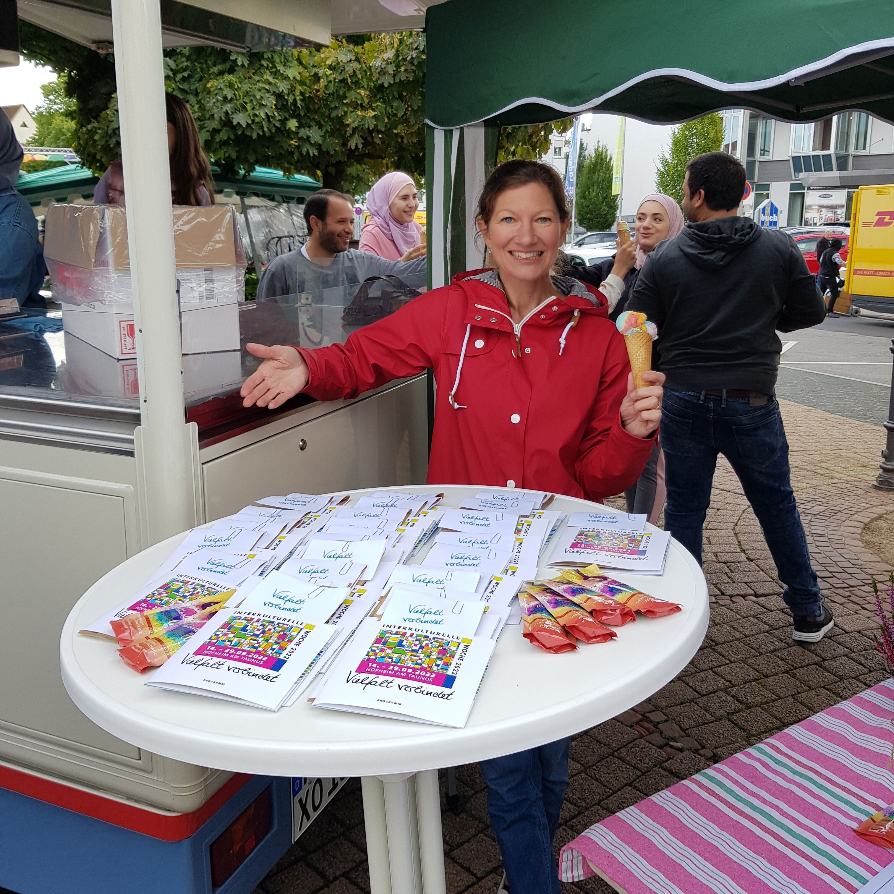 Carmen Weber ist im Hofheimer Rathaus für die Organisation der Interkulturellen Woche verantwortlich und steht hier am Stand mit dem traditionellen Regenbogeneis.