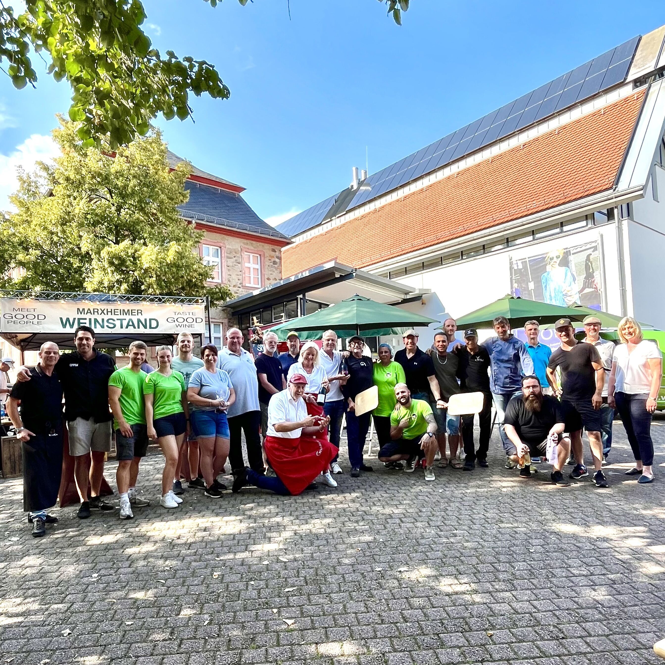 Die städtische Marktmeisterin Anja Seeharsch (rechts im Bild), gemeinsam mit den Ausstellern des Feierabendmarktes auf dem Ludwig-Meidner-Platz