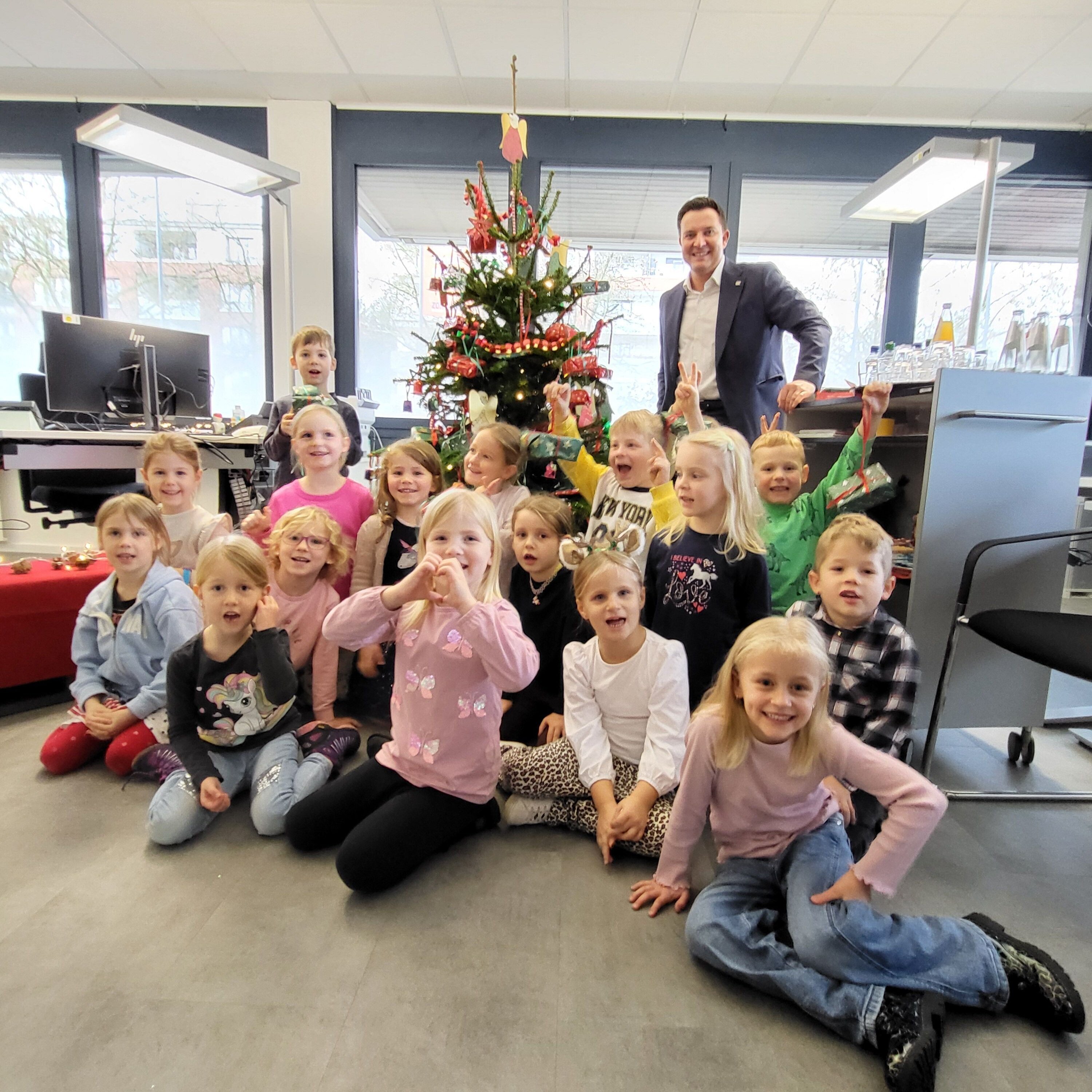 Glocken aus Joghurtbechern und Glitzersterne aus Eisstielen: Die Kinder aus dem Evangelischen Kindergarten Wildsachsen haben gemeinsam mit Bürgermeister Christian Vogt den Weihnachtsbaum im Rathaus geschmückt.