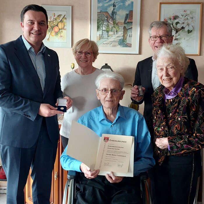 Bürgermeister Christian Vogt, Ortsvorsteherin Elli Wagner, Bodo und Helga Tadewald, Stadtverordnetenvorsteher Andreas Hegeler.