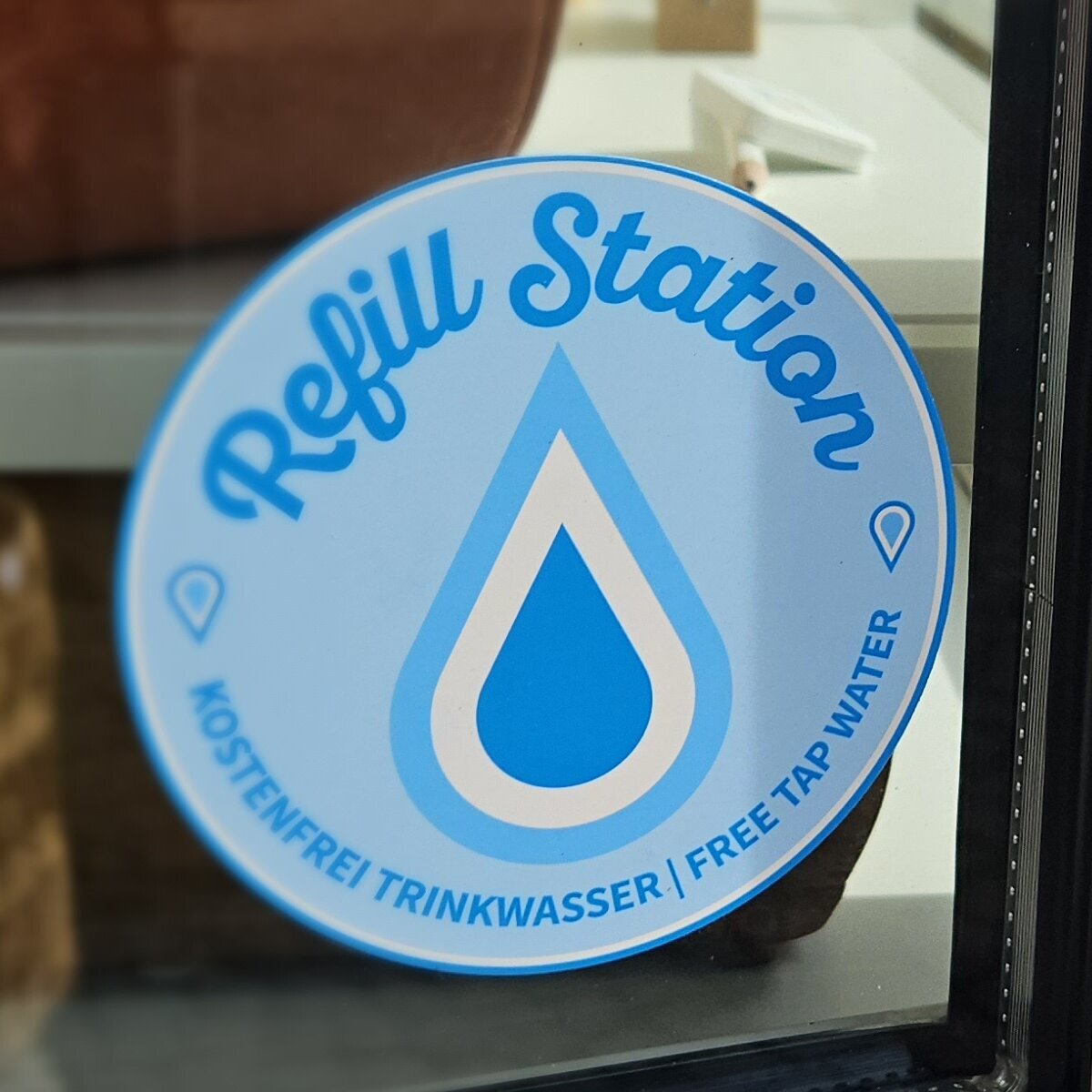 Refill Aufkleber an der Fensterscheibe eines Einzelhandelsgeschäftes