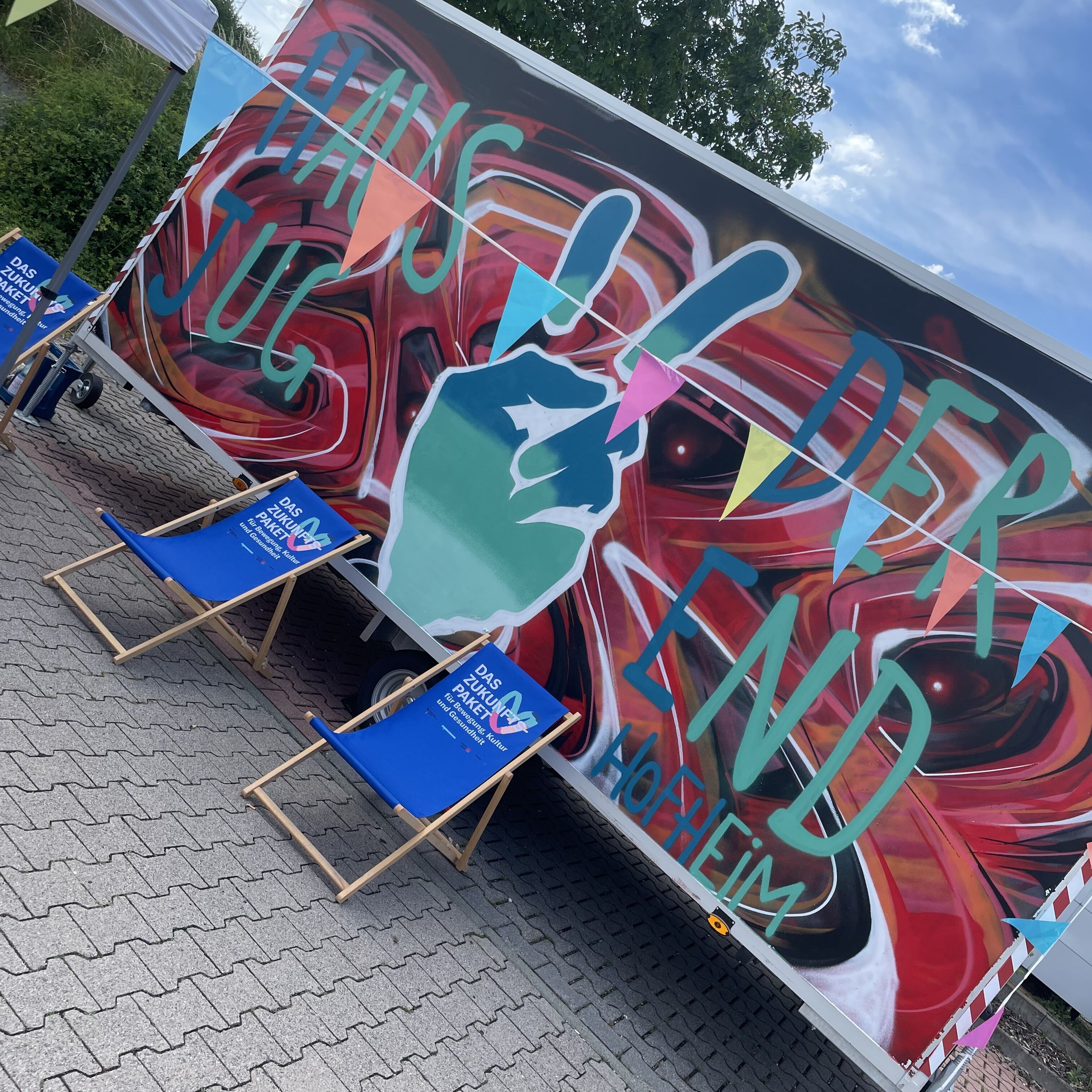Der zum Jugendtreff umgestaltete Graffiti-Bauwagen